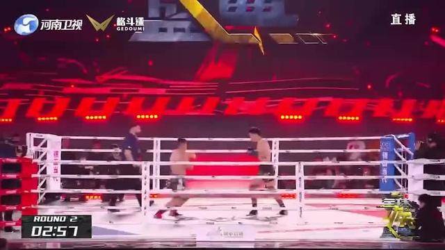 拳击友谊赛掀起高潮，瓯越巨龙队强势横扫中原迅豹队，老将里程碑之夜——中场绞杀压制对手的简单介绍
