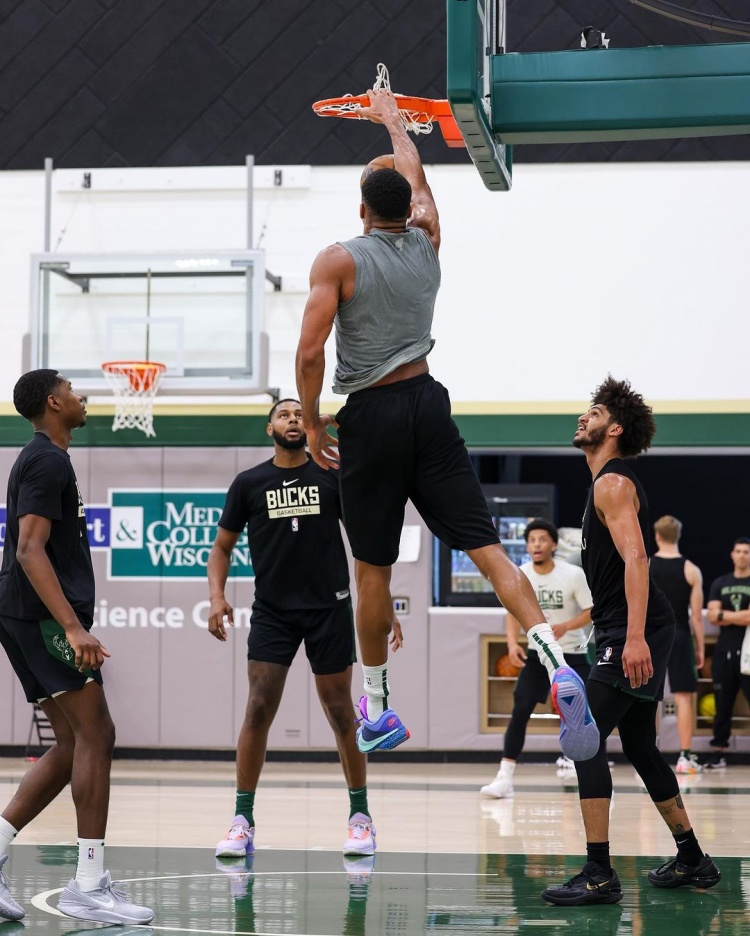 字母哥迎来七赛季出色发挥,热火观众热烈欢呼!赢得满堂喝彩(symbol中文翻译) 字母哥迎来七赛季出色发挥,热火观众热烈欢呼!赢得满堂喝彩(symbol中文翻译)