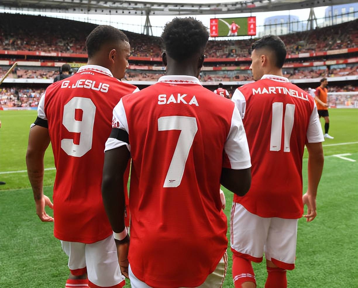 包含关键时刻阿斯顿维拉防线松动：荷甲节点到来，管理层满意，更衣室氛围转暖的词条